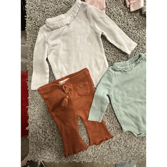 Large Lot Of Newborn Size Baby Girls Clothing Lot  0-3 Months. Baby Gap Etc EUC! - Picture 2 of 10